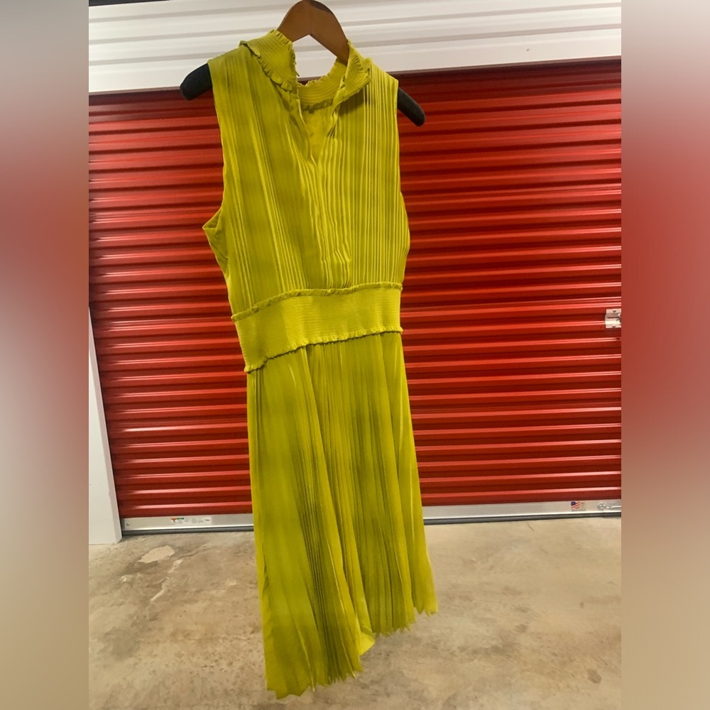 Beautiful Nanette design dress, size 14 in the beautiful mustard color of today.